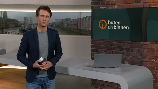 Moderator Janos Kereszti im Studio von buten un binnen.