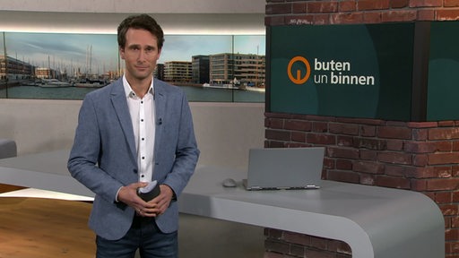 Moderator János Kereszti im Studio von buten un binnen.