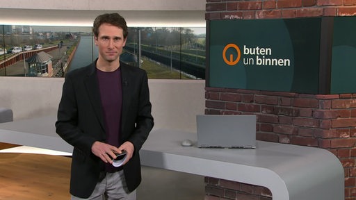 Der Moderator Janos Kereszti im Studio von buten un binnen.