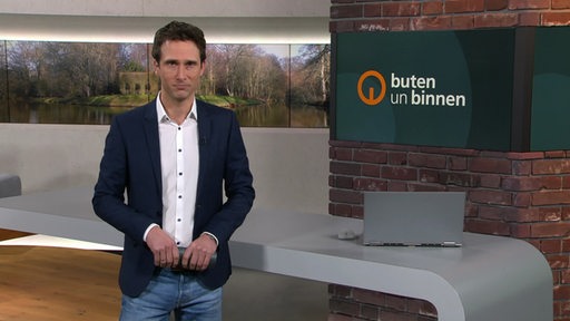 Moderator János Kereszti im Studio von buten un binnen.