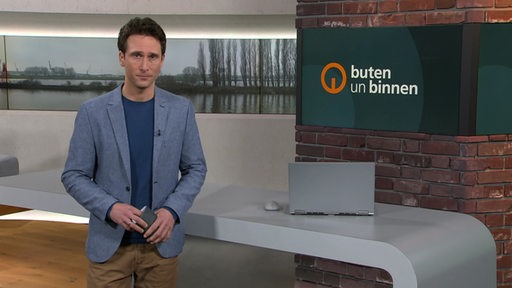 Der Moderator Janos Kereszti im Studio von buten un binnen