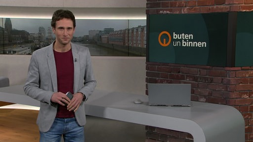 Der Moderator János Kereszti im Studio von buten un binnen.