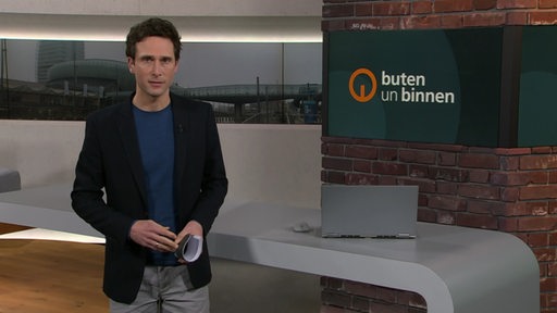 Der Moderator Janos Kereszti im Studio von buten un binnen.