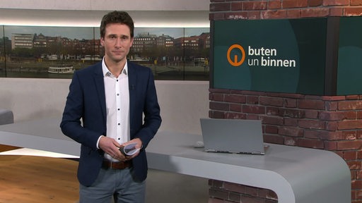 Der Moderator Janos Kereszti im Studio von buten un binnen.