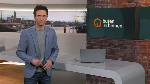 Der Moderator Janos Kereszti im Studio von buten un binnen.