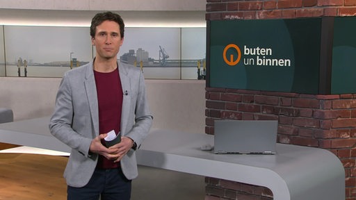 Moderator János Kereszti im buten un binnen Studio. 