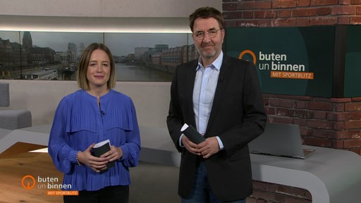 Die Moderatoren Lea Reinhard und Jan-Dirk Bruns im Studio von buten un binnen.