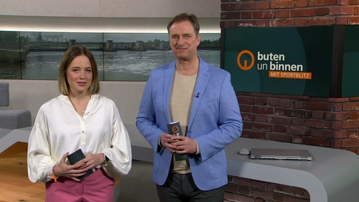 Die Moderatoren Lea Reinhard und Stephan Schiffner im Studio von buten un binnen.