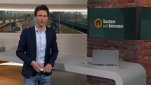 Der Moderator Janos Kereszti im Studio von butenun binnen