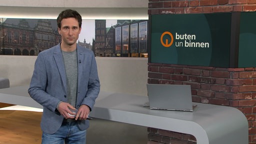 Der Moderator Janos Kereszti im buten un binnen Studio. 