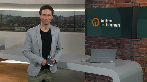 Moderator ános Kereszti im Studio von buten un binnen.