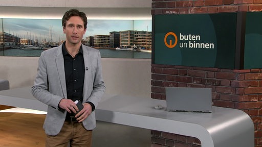 Der Moderator Janos Kereszti im Studio von buten un binnen.