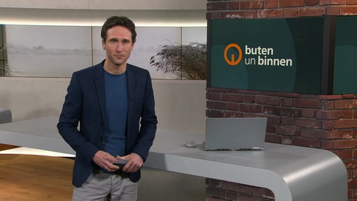 Der Moderator Janos Kereszti im Studio von buten un binnen.