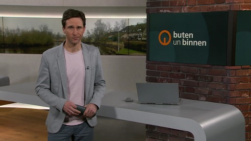 Moderator János Kereszti im Studio von buten un binnen.