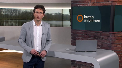 Moderator János Kereszti im buten un binnen Studio. 