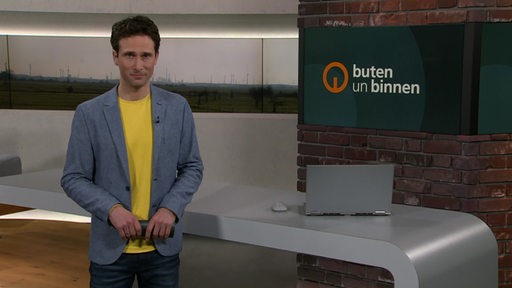 Zu sehen ist der Moderator Janos Kereszti im Stuio von buten un binnen. 