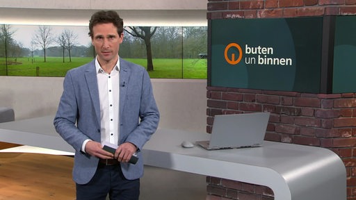 Der Moderator Janos Kereszti im Studio von buten un binnen