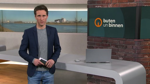 Der Moderator Janos Kereszti im Studio von buten un binnen.