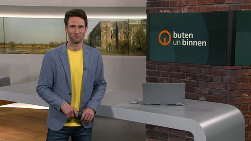 Der Moderator Janos Kereszti im buten un binnen Studio. 