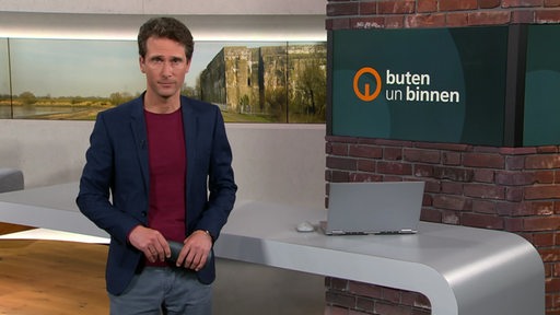 Moderator Janos Kereszti im buten un binnen Studio. 