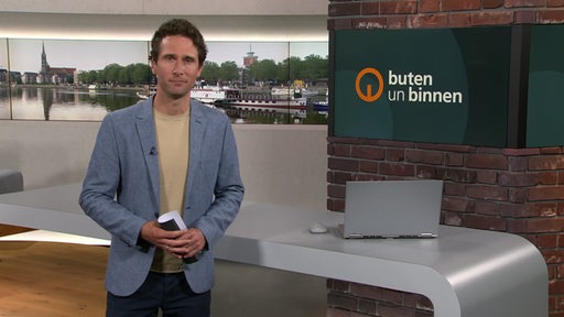 Der Moderator Janos Kereszti im Studio von buten un binnen.