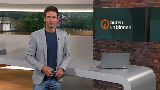 Der Moderator Janos Kereszti im Studio von buten un binnen.