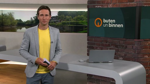 Der Moderator Janos Kereszti im Studio von buten un binnen.