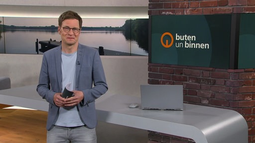 Der Moderator Felix Krömer im Studio von buten un binnen.