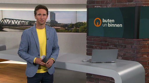 Der Moderator János Kerestzi im Studio von buten un binnen.