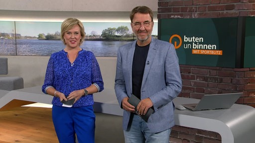 Zu sehen ist die Moderatorin Kirsten Rademacher und der Moderator Jan dirk Bruns im Studio von buten un binnen.