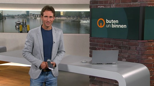 Moderator Janos Kereszti im buten un binnen Studio. 