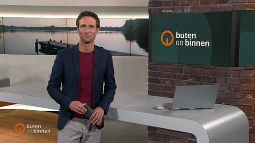 Moderator Janos Kereszti im Studio von buten un binnen.