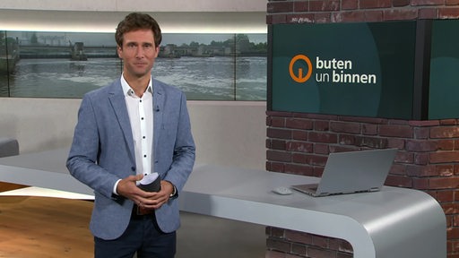 Moderator János Kereszti im Studio von buten un binnen.