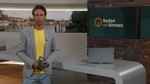 Zu sehen ist der Moederator Janos Kereszti im Studio von buten un binnen.