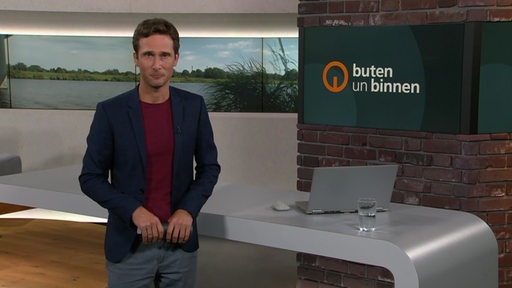 Moderator János Kereszti im buten un binnen Studio. 