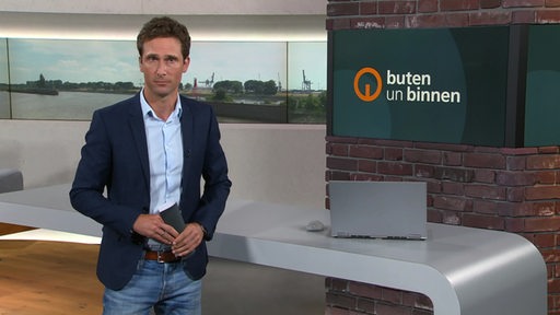 Der Moderator János Kereszti im Studio von buten un binnen.