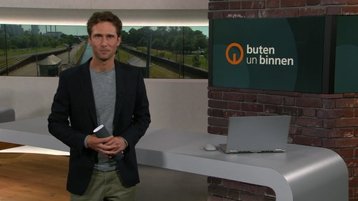 Moderator János Kereszti im Studio von buten un binnen.