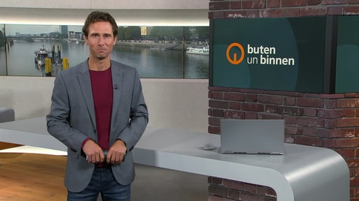 Zu sehen ist der Moderator Janos Kereszti im Studio von buten un binnen.