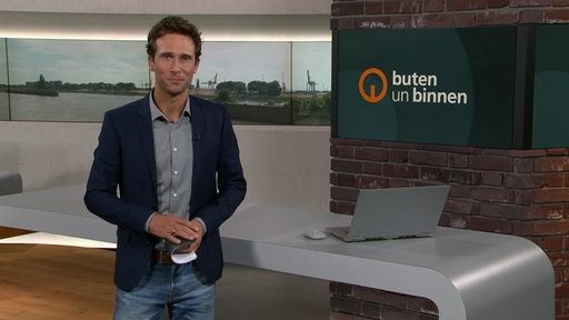 János Kereszti im Studio von buten un binnen.