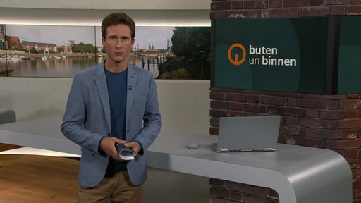 Moderator János Kereszti im Studio von buten un binnen.