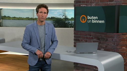 Zu sehen ist der Moederator Janos Kereszti im Studio von buten un binnen.