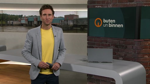 Moderator János Kereszti im Studio von buten un binnen.