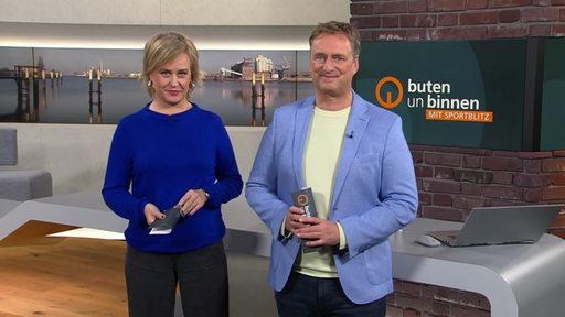 Die Moderatoren Kirsten Rademacher und Stephan Schiffner gemeinsam im buten un binnen mit Sportblitz Studio.