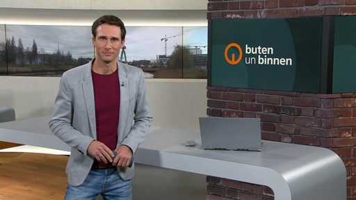 Der Moderator Janos Kereszti im Studio von buten un binnen.