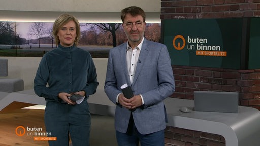 Die Moderatorin Kirsten Rademacher und der Moderator Jan-Dirk Bruns im Studio von buten un binnen.