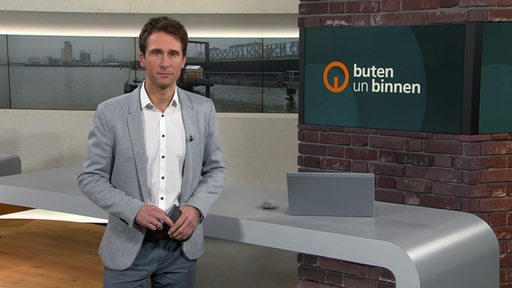 Der Moderator János Kereszti im Studio von buten un binnen.