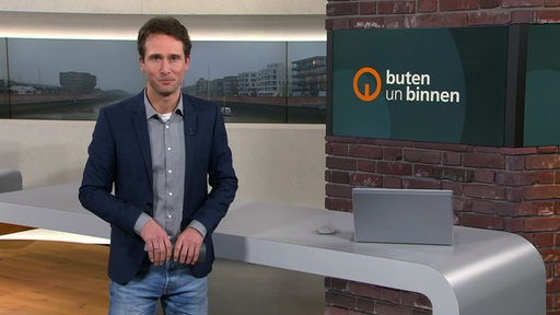 Moderator János kereszti im Studio von buten un binnen.