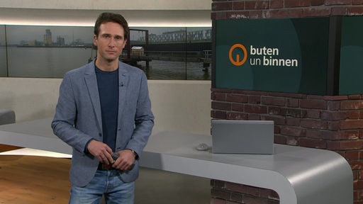 Der Moderator János Kereszti im Studio von buten un binnen.