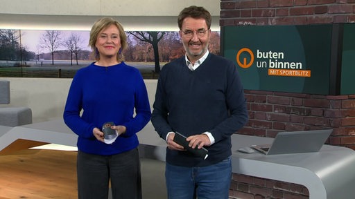 Die Moderatorin Kirsten Rademacher und der Moderator Jan-Dirk Bruns im Studio von buten un binnen.