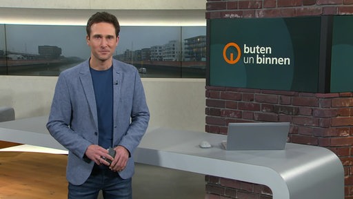 Moderator Janos Kereszti im buten un binnen Studio. 